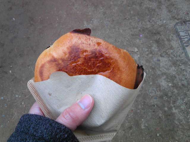 屋台で買った焼きアイス(明石・住吉神社の初詣)
