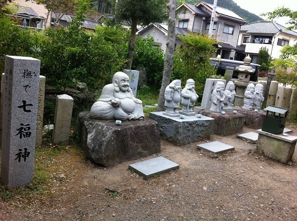 大歳神社の境内にある撫で七福神の像