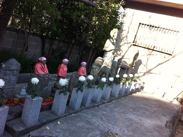 明石 密蔵院 お地蔵さんが並ぶ様子