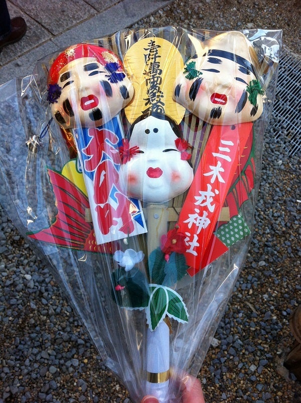 三木 大塚のえべっさん 戎神社 熊手を持った様子