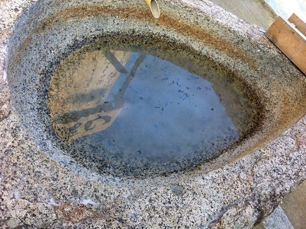 一文字流しの水面に浮かぶ紙
