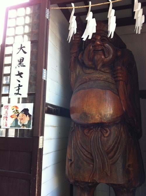 大石神社入り口の大黒様の木像