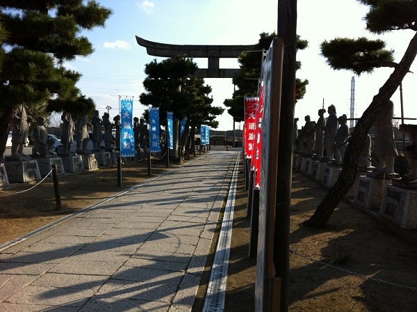 大石神社参道に並ぶ四十七義士の石像
