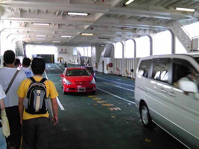 たこフェリーの広い車両甲板