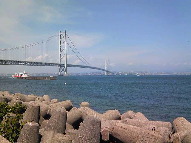 淡路島側から見た明石海峡大橋