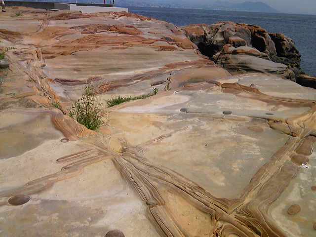 絵島の砂岩に浮かぶしま模様