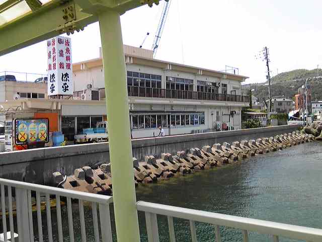 淡路島・岩屋港に到着したところ(2010年)