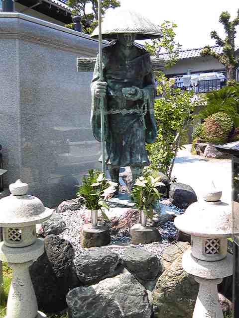 岩屋・観音寺の境内にある大きな像
