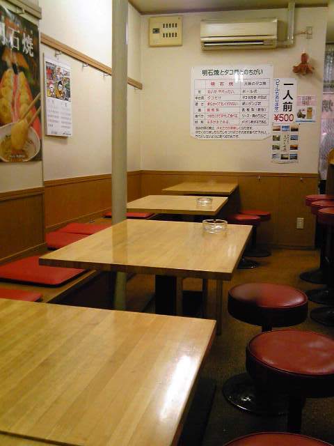 よこ井の店内。こぢんまりした昔ながらの雰囲気