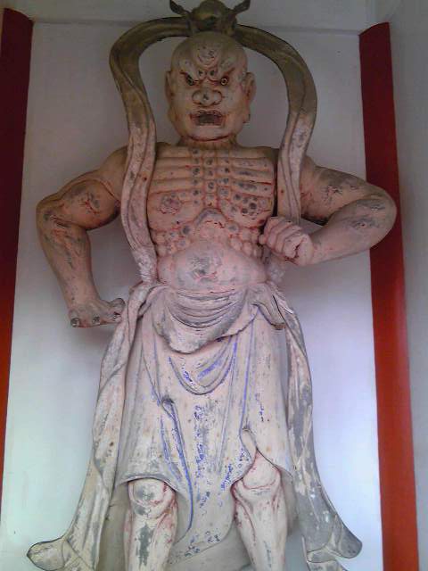 護国寺の山門に立つ仁王像(右側)
