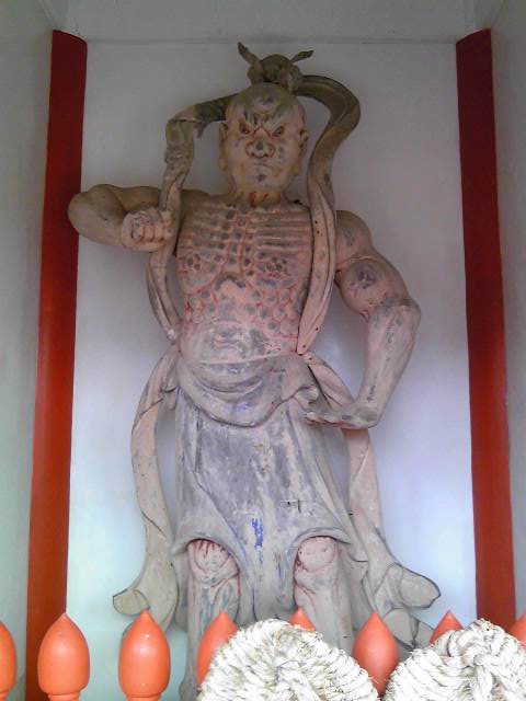 護国寺の山門に立つ仁王像(左側)