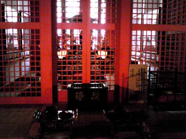 本福寺水御堂の朱色に塗られた内部