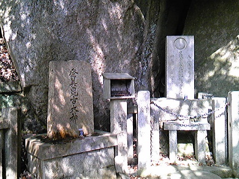 天の岩戸に祀られた小さなお社