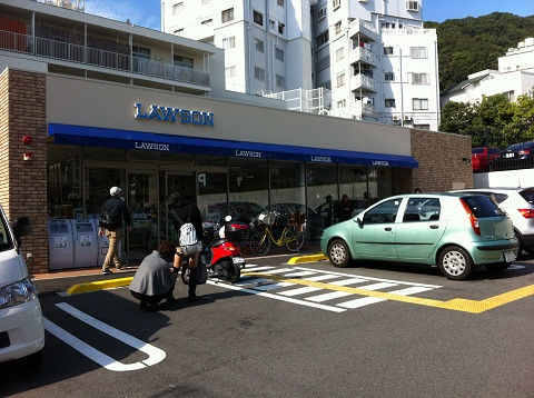 異人館エリア近くのレトロな外観のローソン