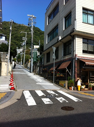 異人館エリアへ向かう坂道の洋風な街並み