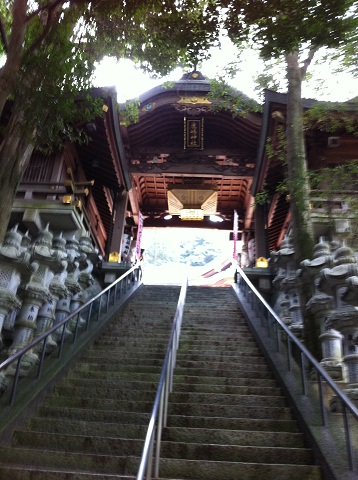 鹿嶋神社の本殿へ続く急な石段