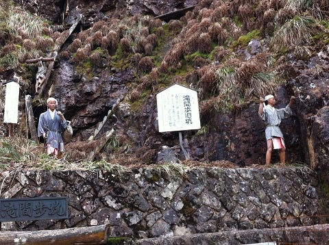 生野銀山の坑道出口。上にはお決まりの人形たち