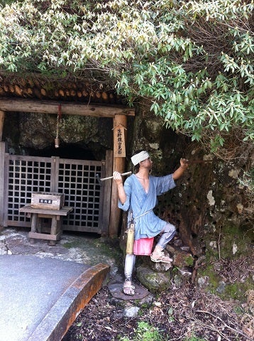 生野銀山入口に立つマネキン人形