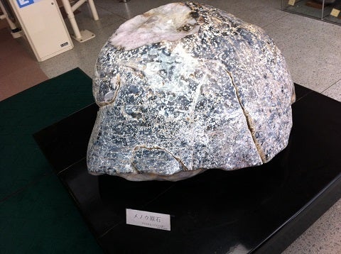 生野鉱物館に展示されている巨大なメノウの原石
