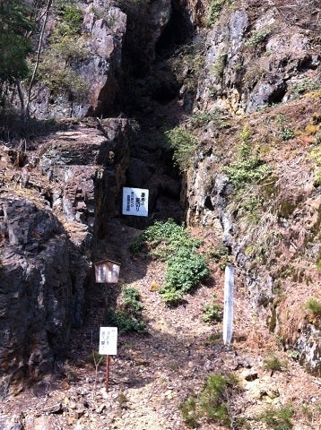慶寿の堀切。山肌が大きく削られている