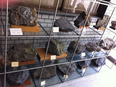生野鉱物館に並ぶ天然石の原石