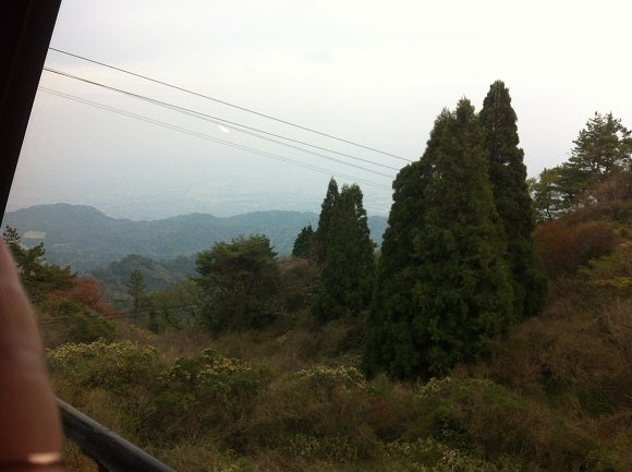 六甲山ジンギスカンパレスの席から見える山の景色