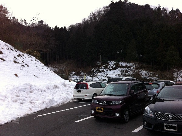 雪に覆われた竹田城跡ふもとの駐車場