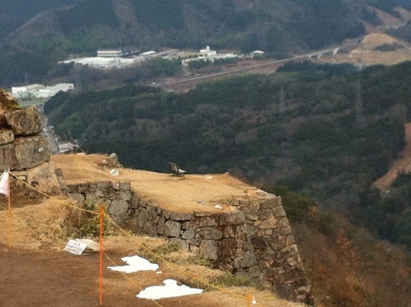 竹田城跡の見晴らしのいい場所に置かれたベンチ