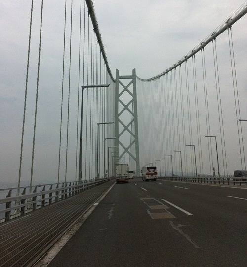 車から見た明石海峡大橋。曇り空が広がっている