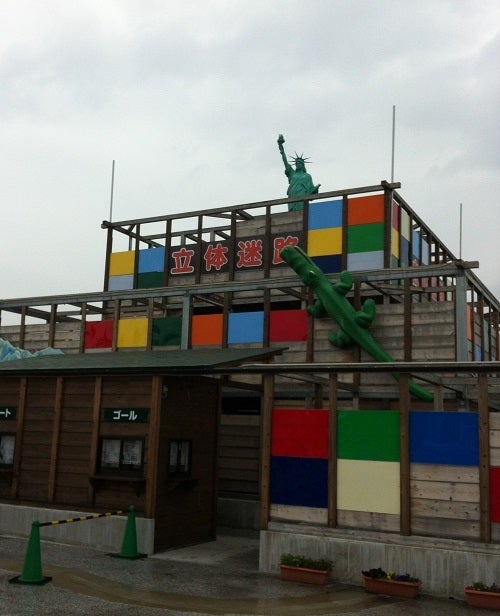 園内の3階建て巨大立体迷路