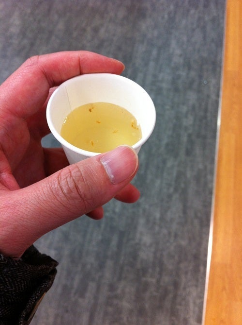 紙コップに注がれたたまねぎスープ