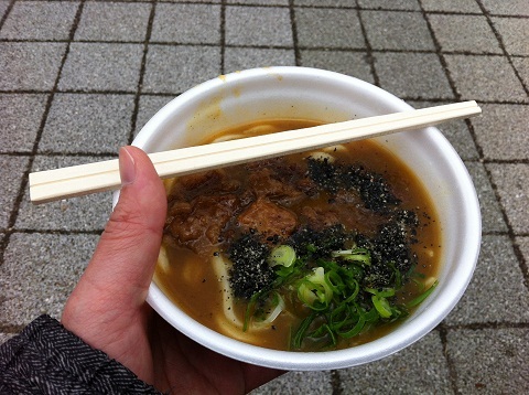 黒ごまがたっぷりかかった牛すじカレーうどん