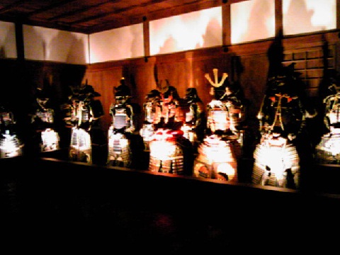 りの一渡櫓に並ぶ鎧兜の展示
