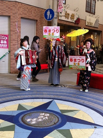 みゆき通り商店街を練り歩くちんどん屋